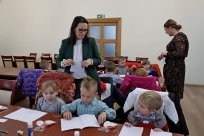 Warsztaty plastyczne na sali sesyjnej w Urzędzie Gminy